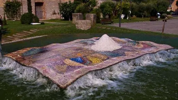 The mosaic carpet with a white mound at the centre and water falling from the edges, in Piazzale dei Salinari