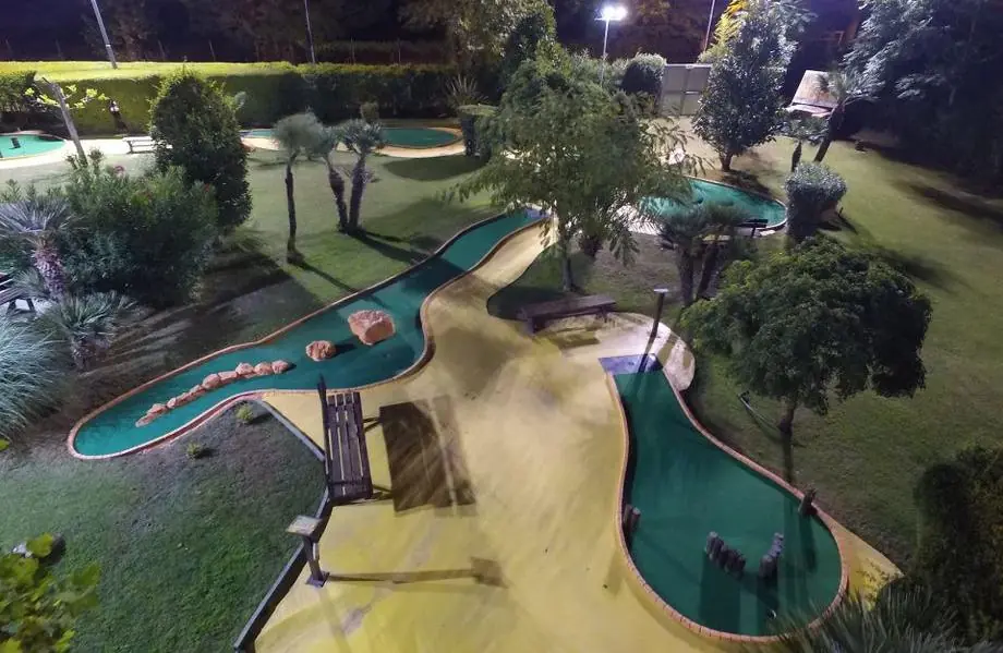 Un parcours du minigolf Indiana Golf de Riccione vu d'en haut, le soir