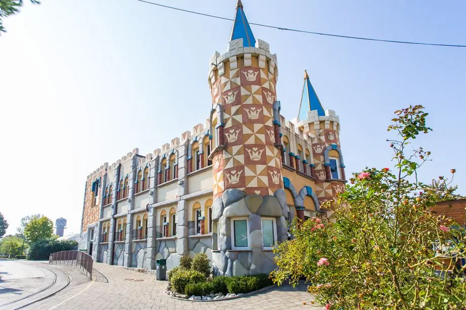 Il castello del parco Fiabilandia di Rimini, con le torri colorate
