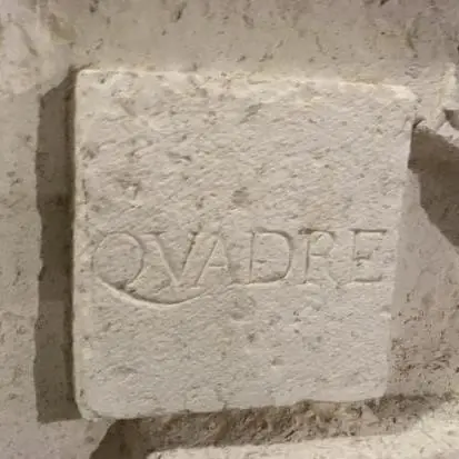 The panel inscribed “Qvadre”, the floor-tile measurement carved into the stone