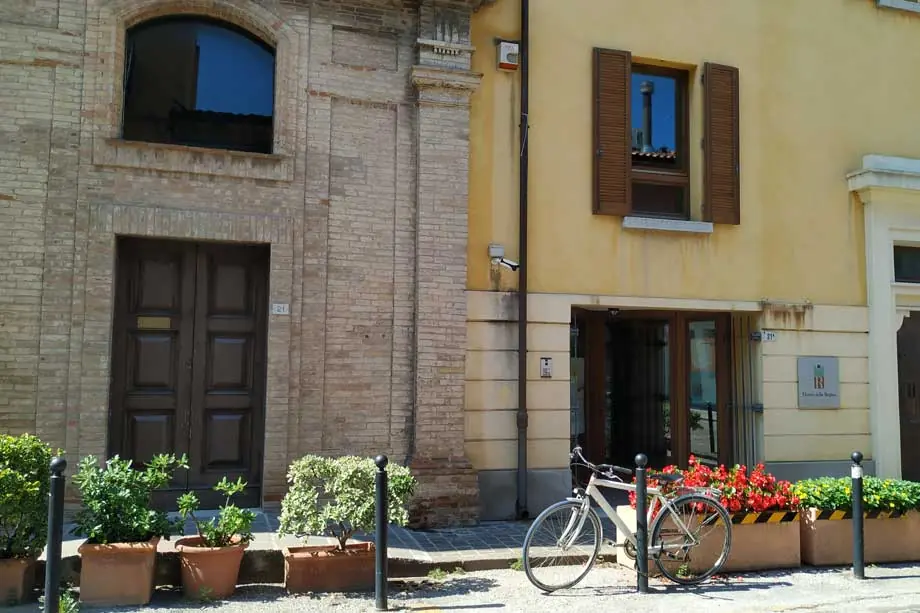 L'ingresso in mattoni del Museo della Regina di Cattolica, in una via del centro