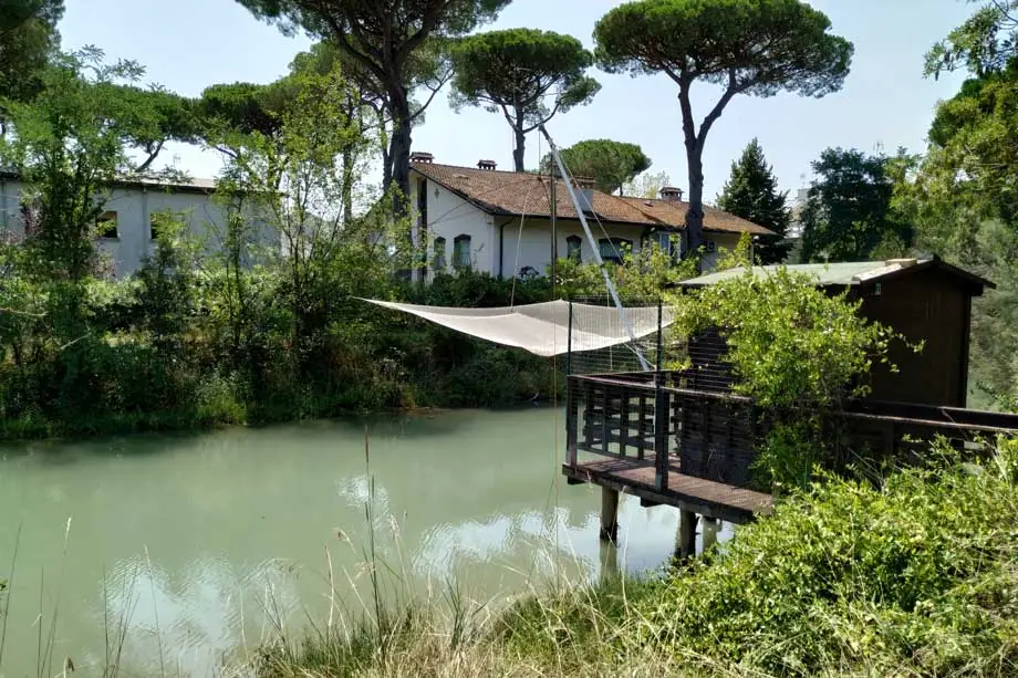 Un capanno da pesca su palafitte sul Canalino, fra i pini e le case