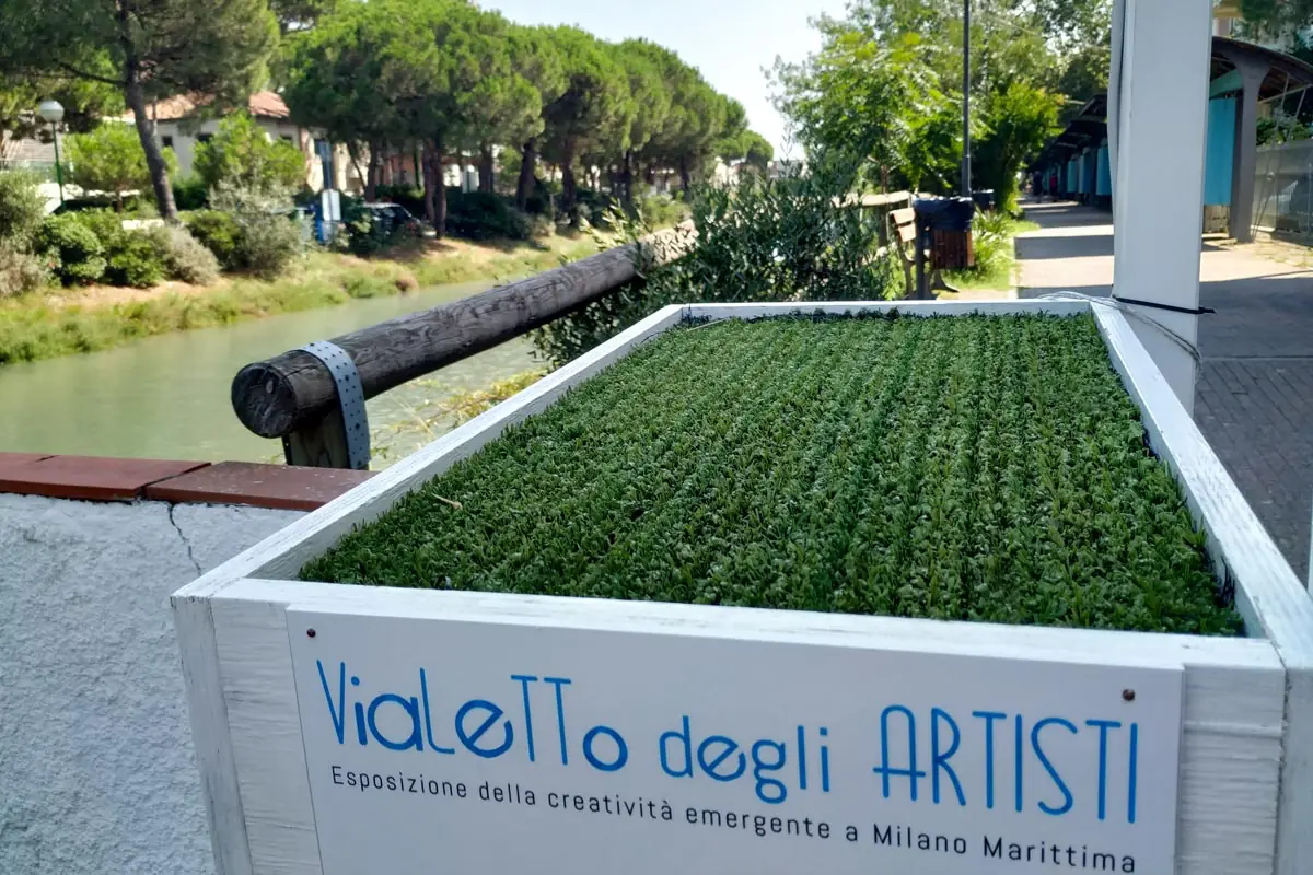 La fioriera con la scritta Vialetto degli Artisti accanto al Canalino