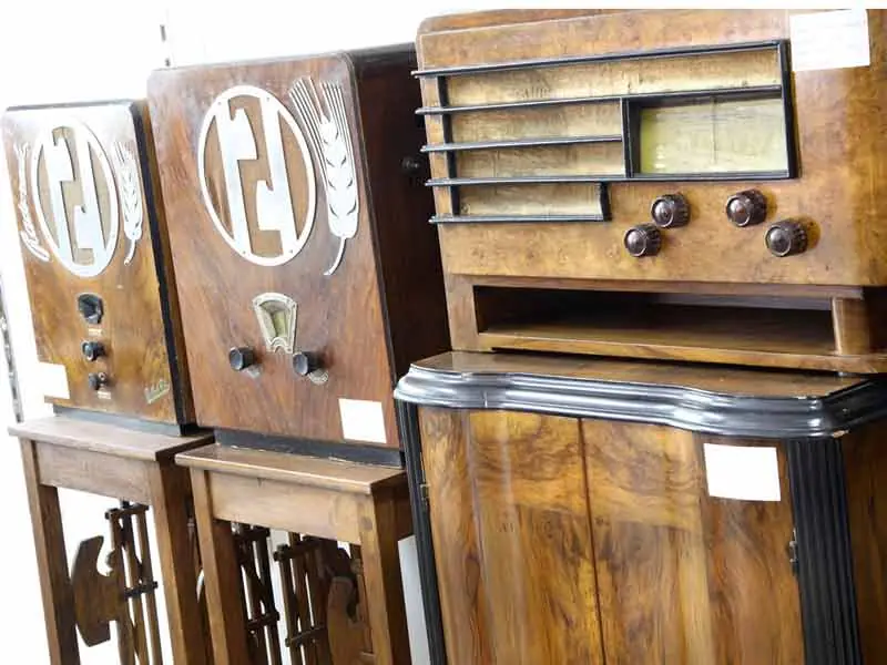 Historische Radios in Holzgehäusen aus der Sammlung von Bellaria, zwei davon mit ährenverzierten Lautsprechern