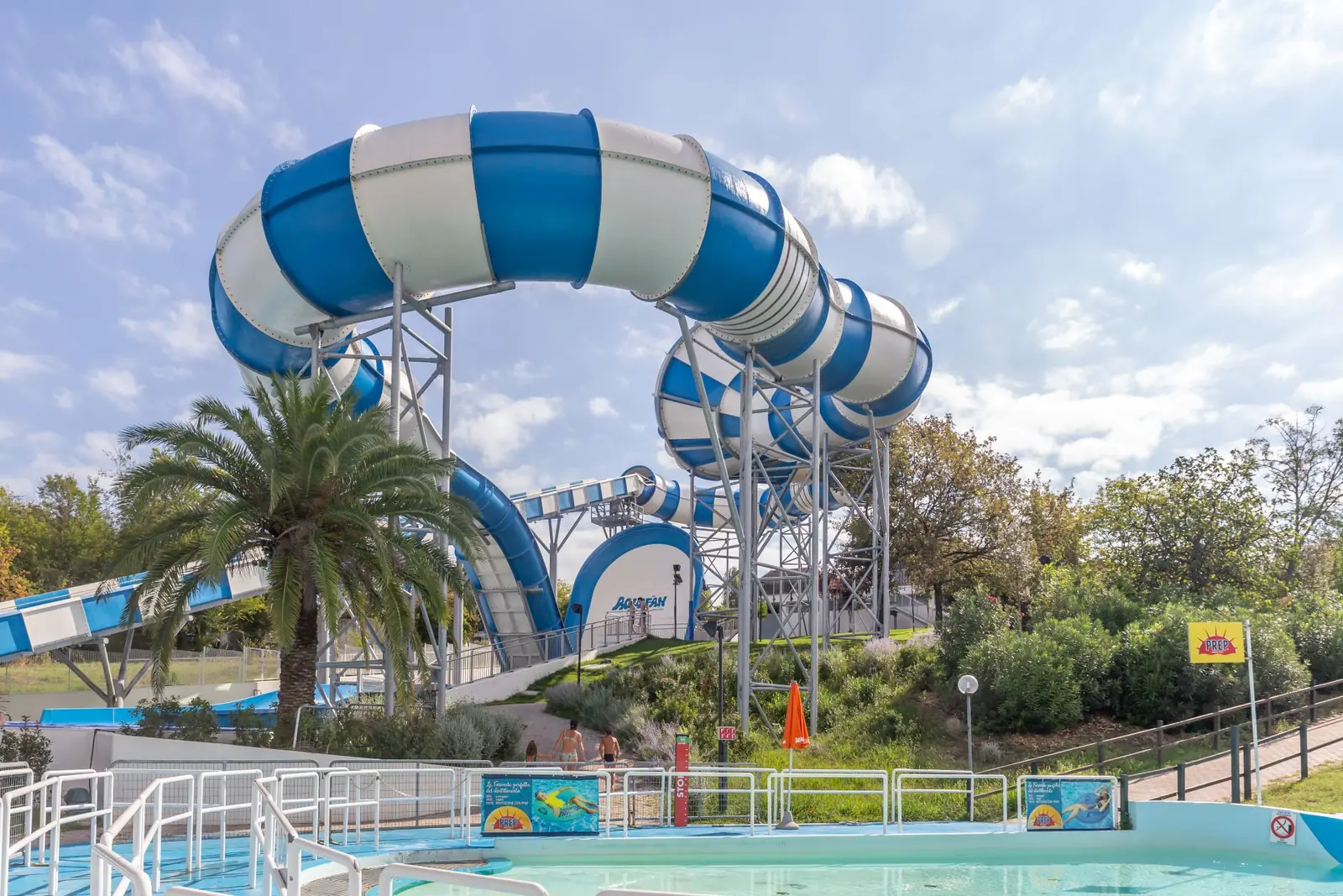 Un toboggan tubulaire de l'Aquafan de Riccione, sur la colline derrière la ville