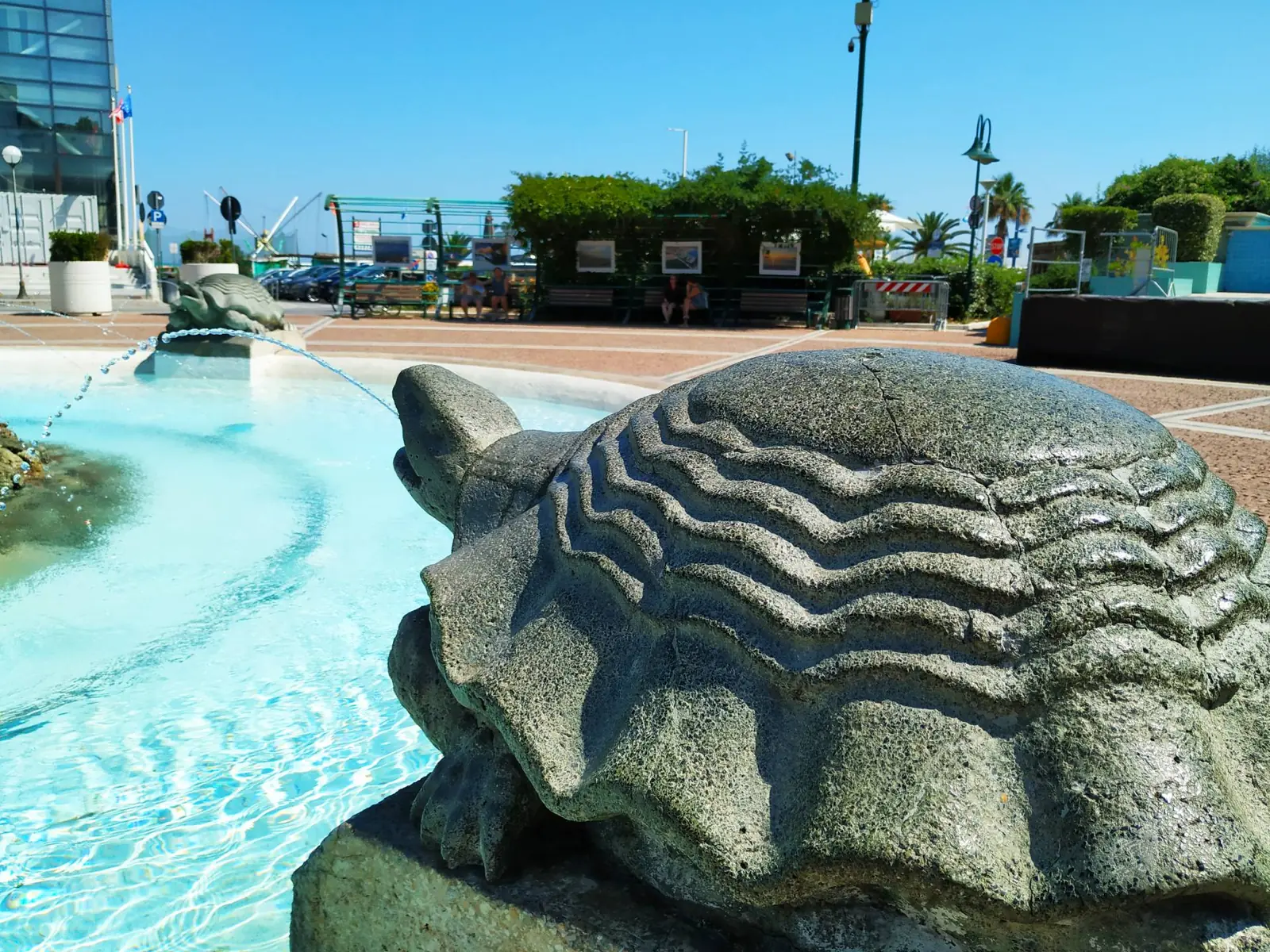 Una tartaruga di pietra che zampilla acqua in una delle fontane di piazza Primo Maggio a Cattolica