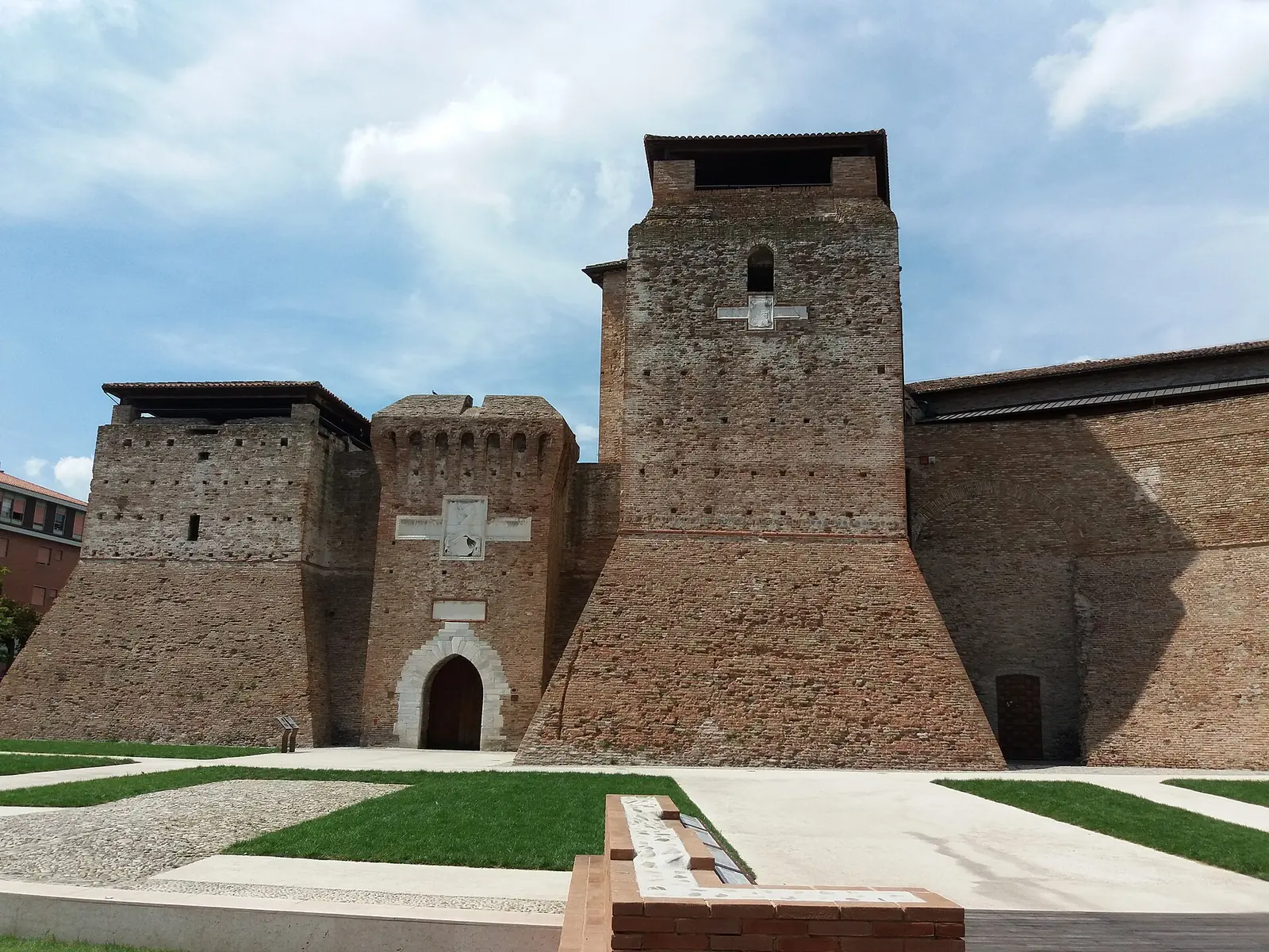 Castel Sismondo in Rimini vom Platz aus mit dem Vorwerk und seinem Bogenportal, dem quadratischen Hauptturm und den geböschten Türmen