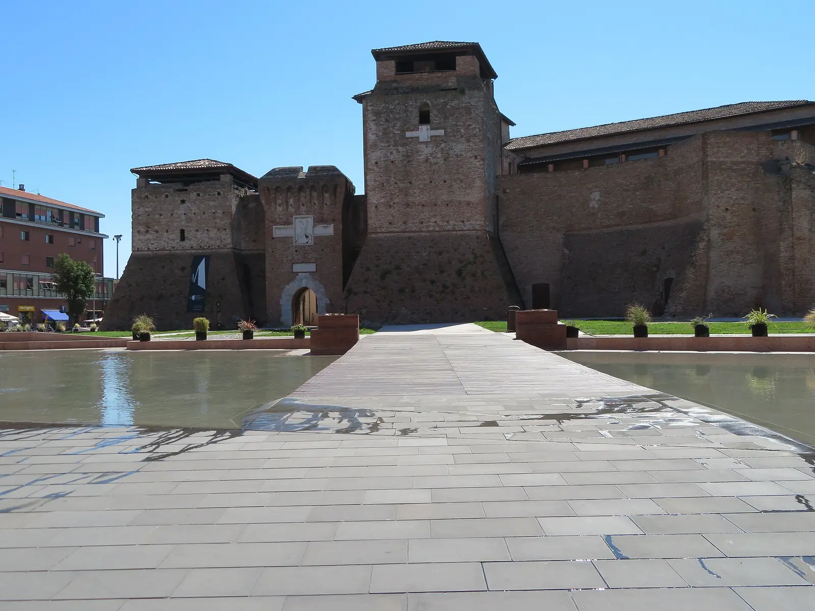 Castel Sismondo a Rimini visto dalla piazza, con le torri a scarpa e la passerella tra due specchi d'acqua