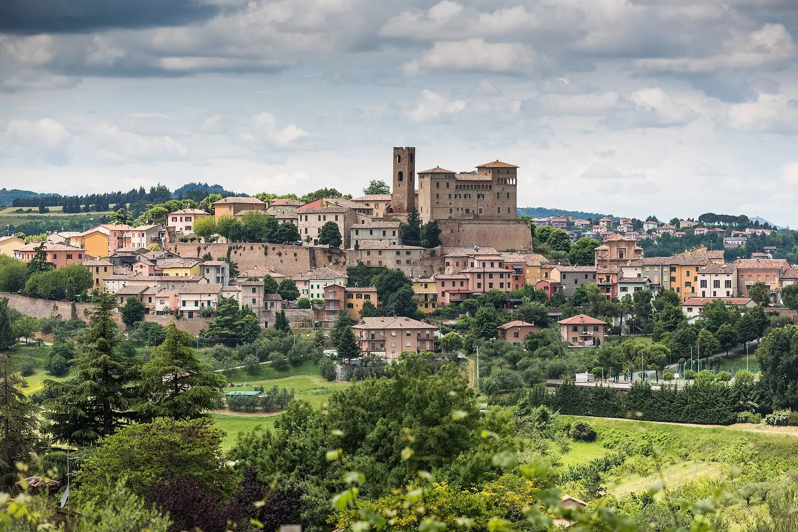 Longiano sulla collina, con il Castello Malatestiano e la torre civica in cima al paese