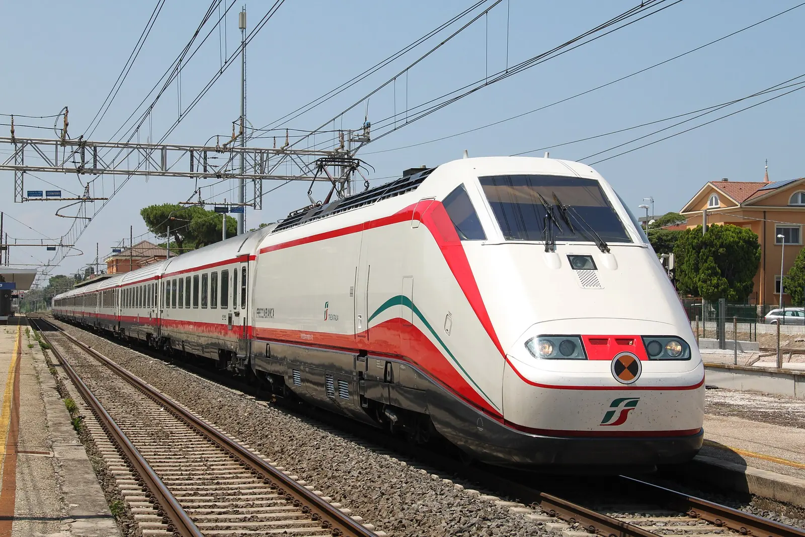 Un treno Frecciabianca in arrivo alla stazione di Cattolica, sotto la linea elettrica