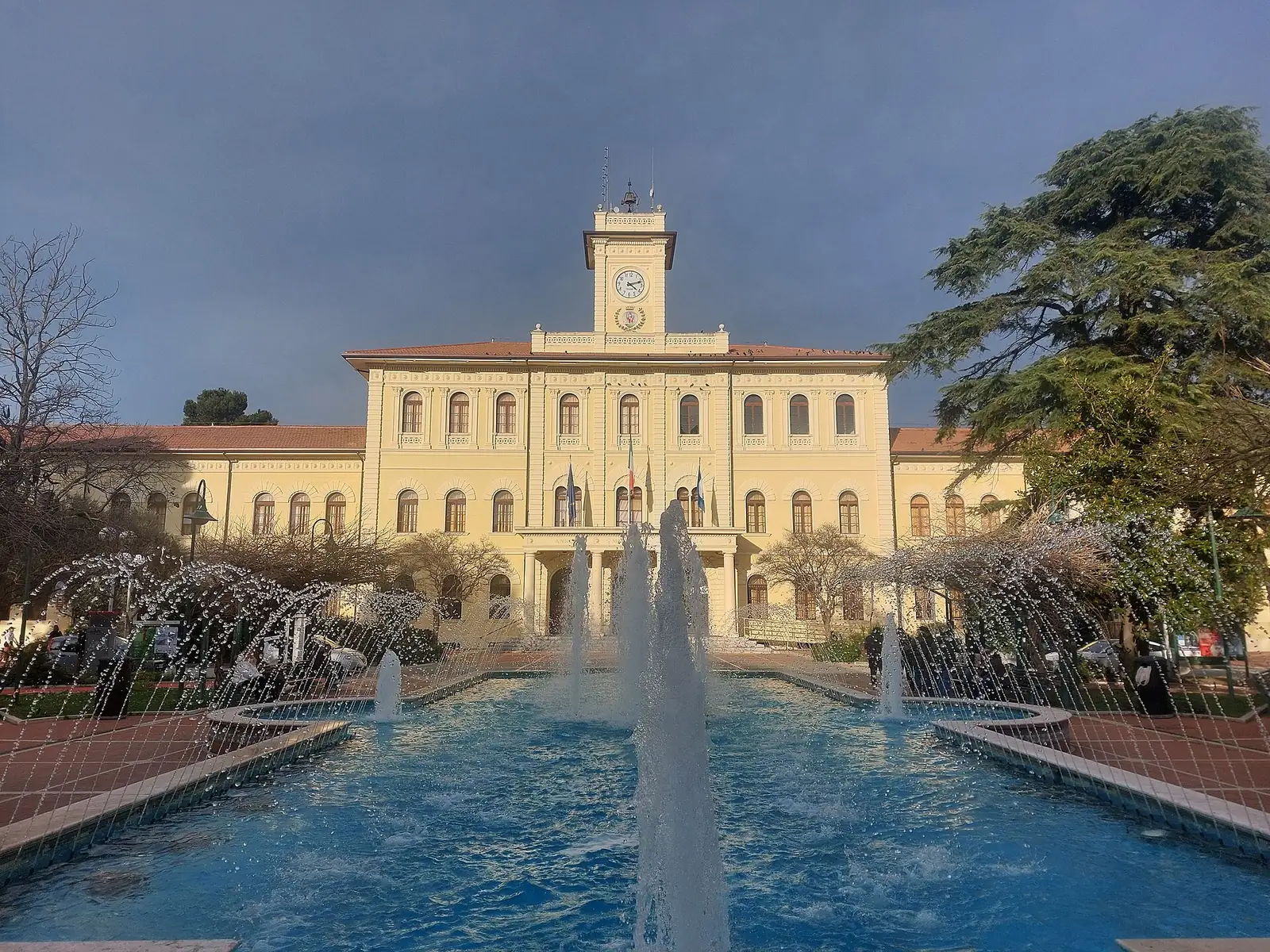 Il municipio di Cattolica con la torre dell'orologio, visto oltre i getti di una fontana