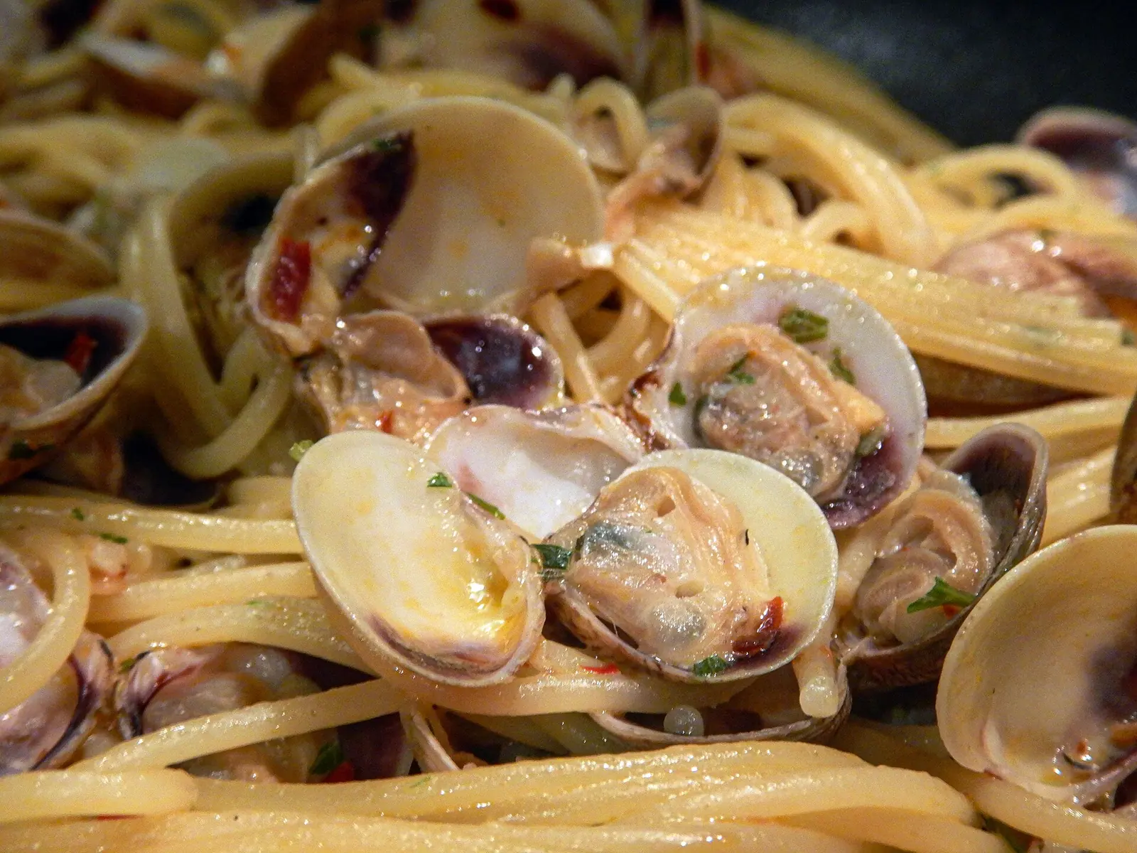 Un piatto di spaghetti con le vongole, in primo piano
