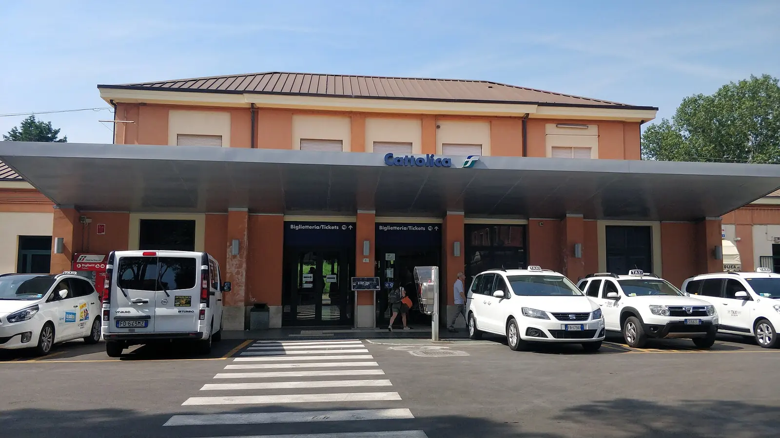L'edificio della stazione di Cattolica, con la pensilina e alcuni taxi parcheggiati davanti