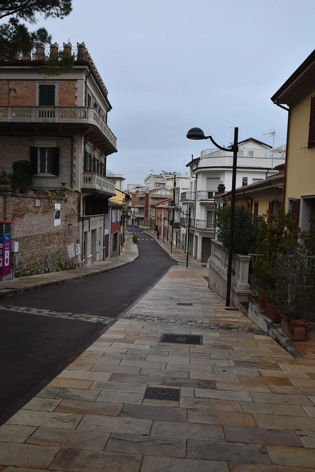 Via Giovanni Pascoli nel centro storico di Cattolica, con la pavimentazione in lastre e le case ottocentesche