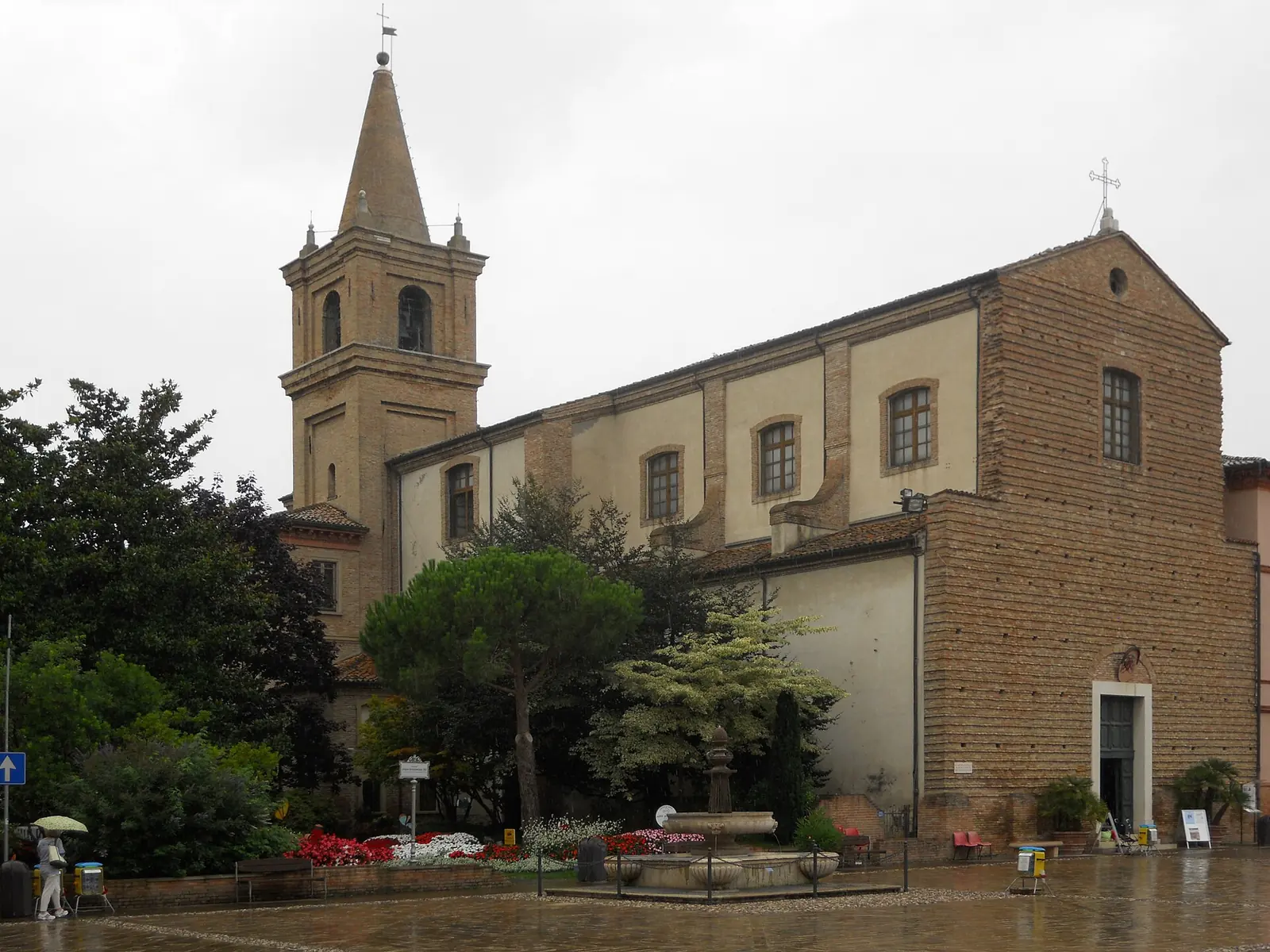 La Cattedrale di Santa Maria Assunta in piazza Garibaldi a Cervia, con il campanile, la fontana e le aiuole fiorite