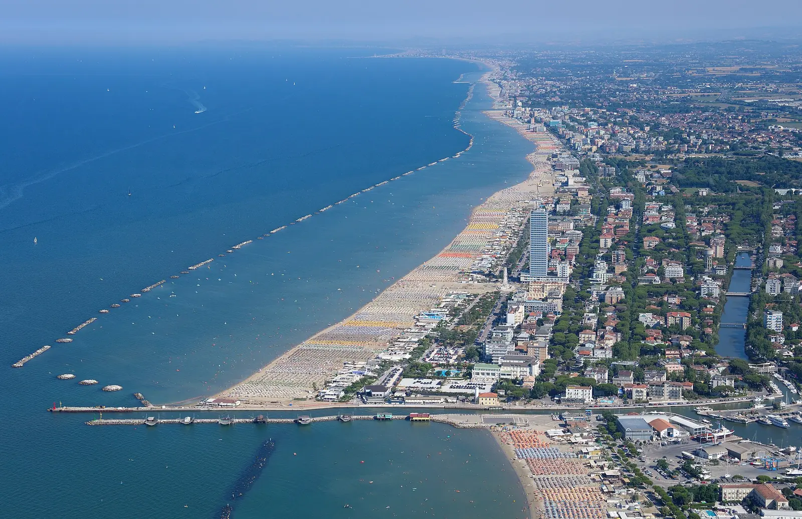 Veduta aerea di Cesenatico dal nord-ovest, con la spiaggia, il porto canale e le file di edifici lungo il mare