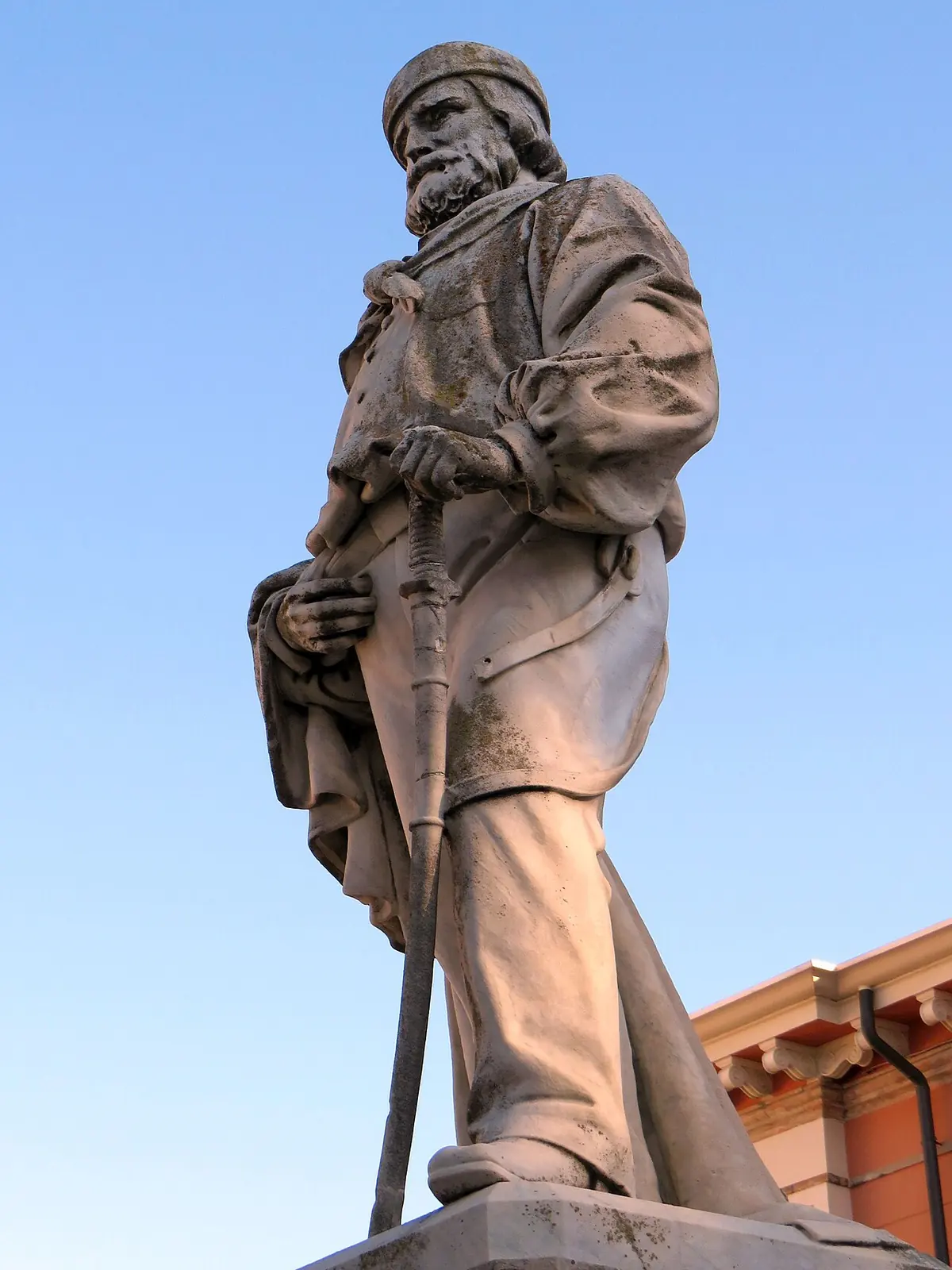 Die steinerne Statue von Giuseppe Garibaldi in Cesenatico von unten vor dem Himmel