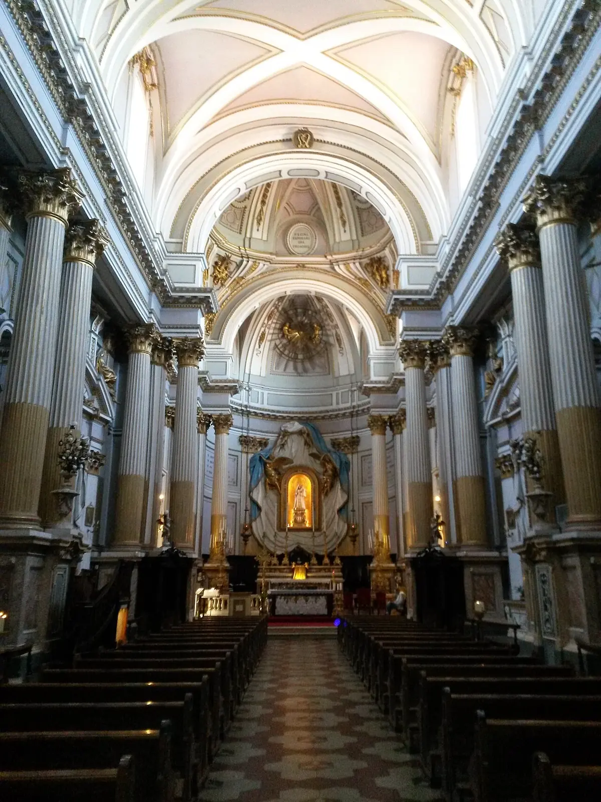 Das Mittelschiff der Chiesa di Santa Maria dei Servi in Rimini mit vergoldeten Säulen und Marienstatue am Altar