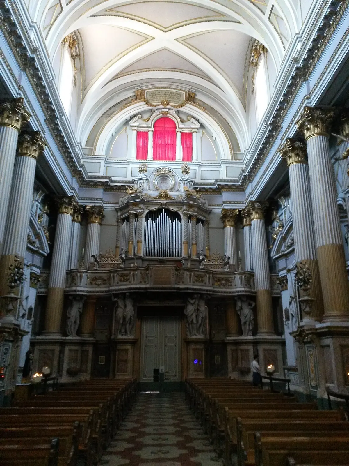 Die Pfeifenorgel über dem Eingang der Chiesa di Santa Maria dei Servi in Rimini zwischen Säulen und weiß-goldenem Gewölbe