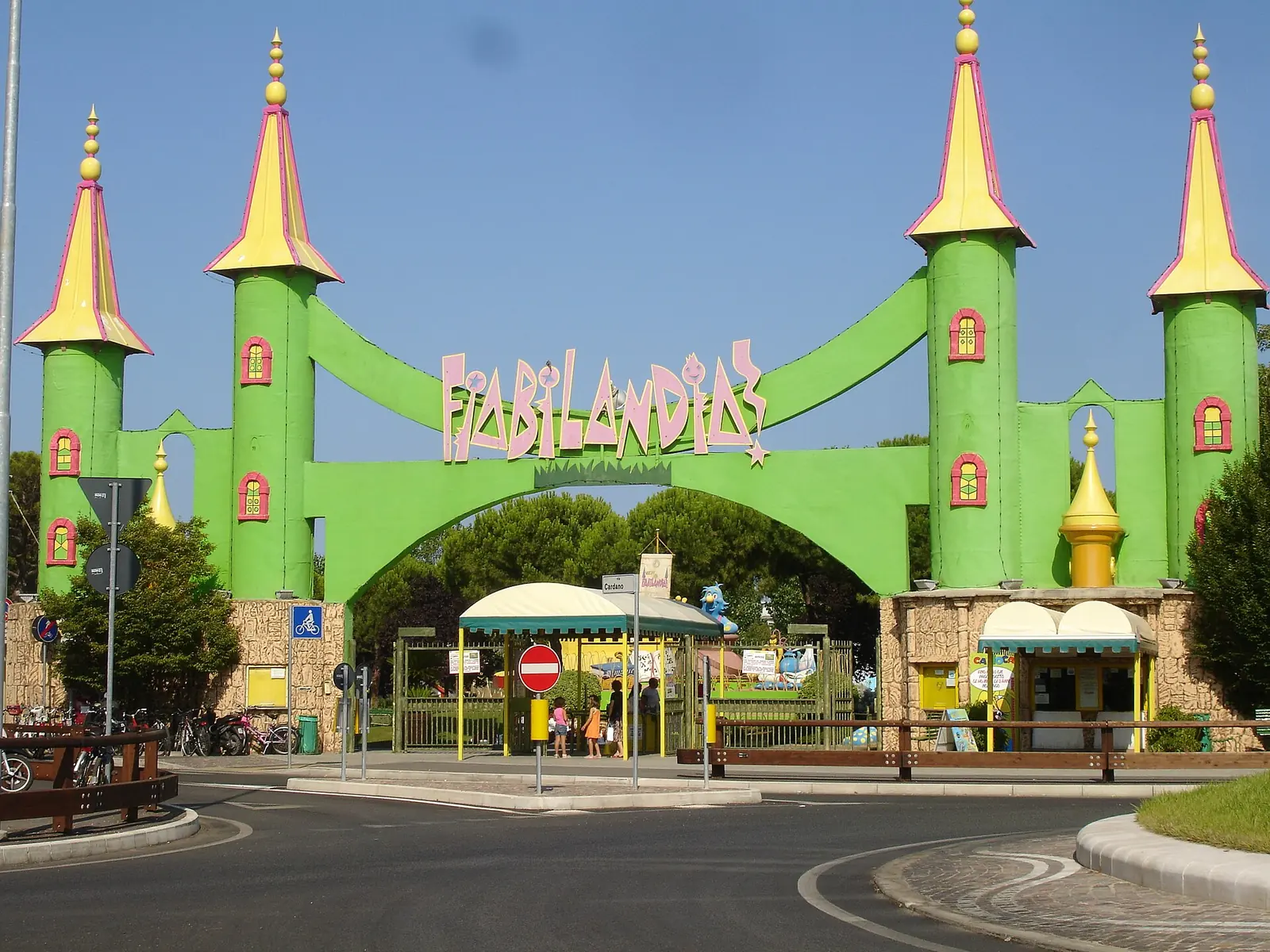 L'ingresso di Fiabilandia a Rimini, con torri verdi dai tetti dorati e il grande arco con il nome del parco