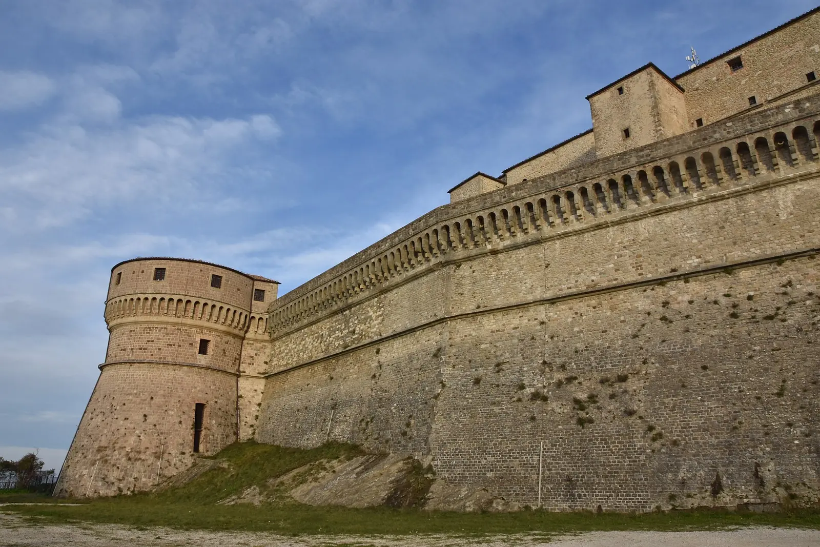 Il torrione rotondo e le mura della Fortezza di San Leo, visti dal basso