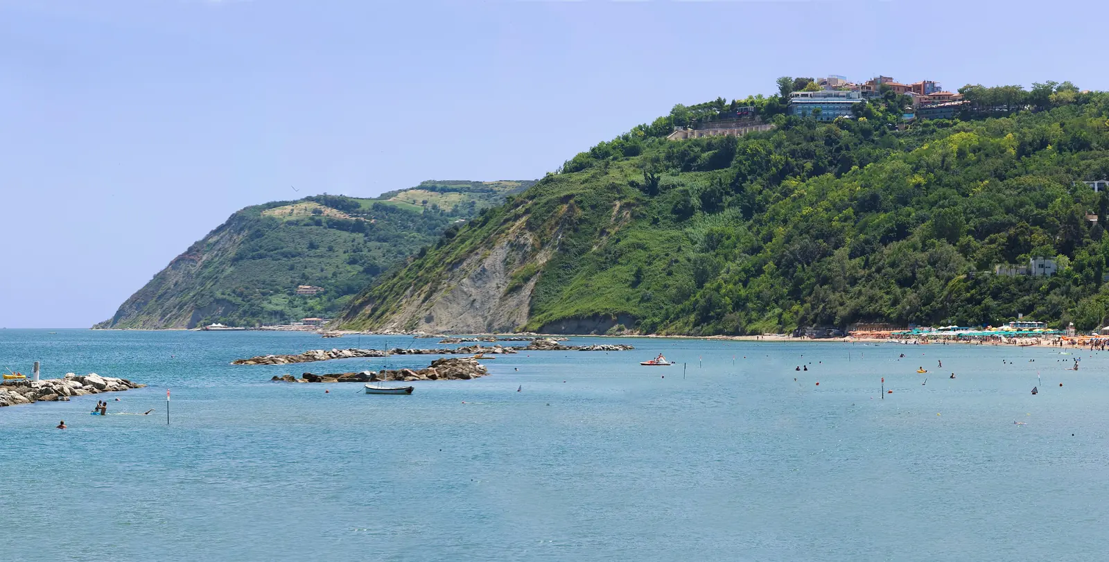 Il promontorio di Gabicce Monte visto dal mare di Gabicce Mare, con la costa alta del San Bartolo, le scogliere e la spiaggia