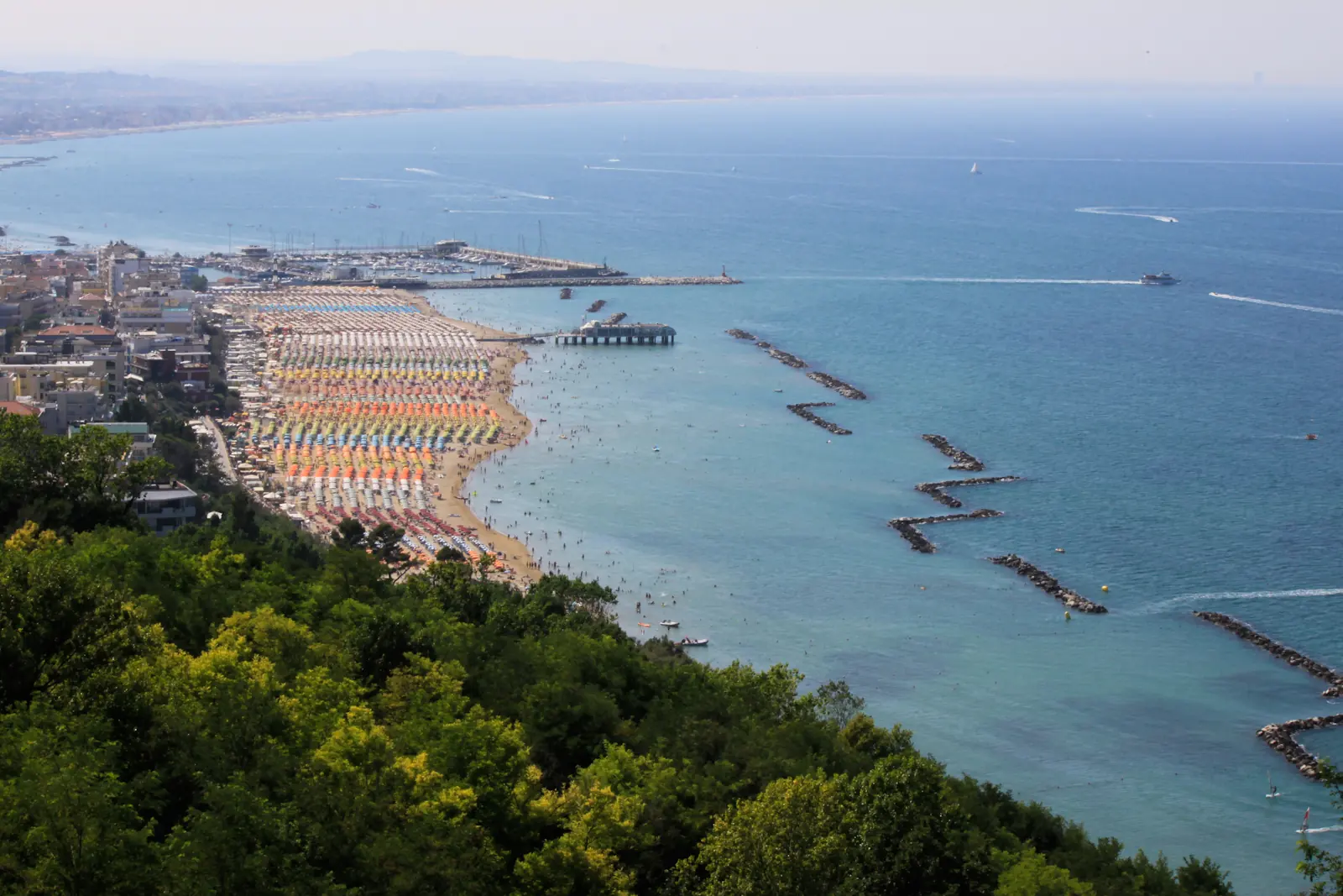 La costa vista da Gabicce Monte: la spiaggia di Gabicce Mare con gli ombrelloni, il porto e il litorale verso nord