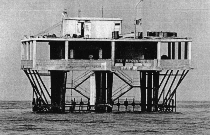 The Isola delle Rose platform in 1968: the concrete floor on steel supports, stairs and a structure above
