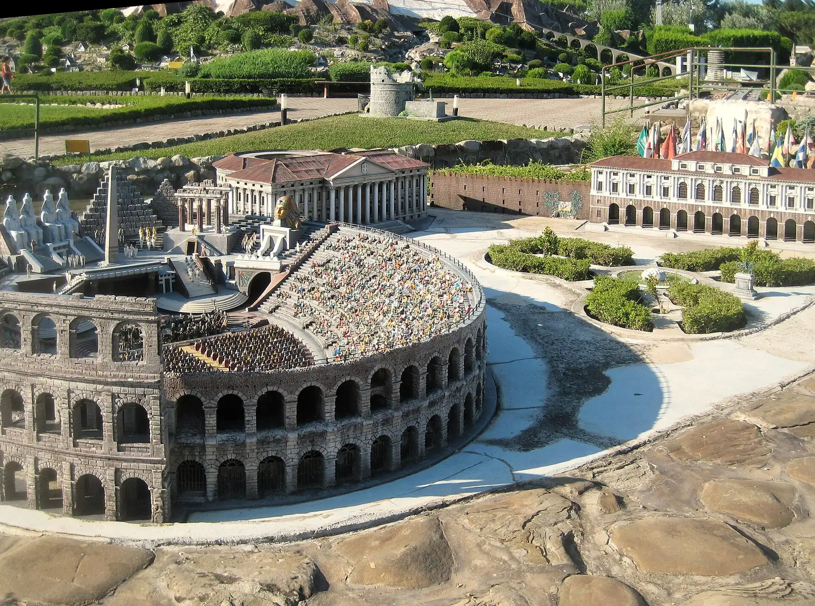 La riproduzione in scala dell'Arena di Verona con gli spalti affollati di figurine, nel parco Italia in Miniatura