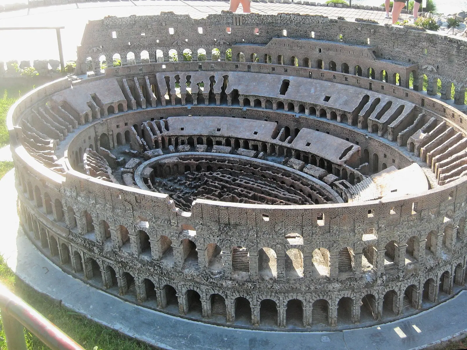 Il Colosseo riprodotto in scala nel parco Italia in Miniatura di Rimini, visto dall'alto
