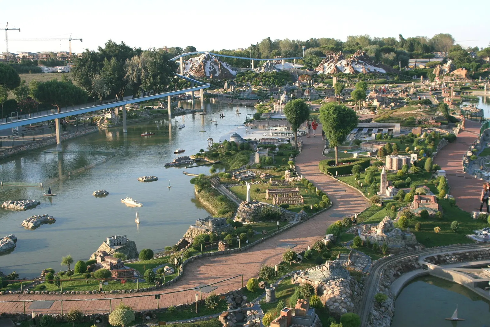 Veduta dall'alto di Italia in Miniatura a Rimini, con i viali, il laghetto e le riproduzioni dei monumenti in scala