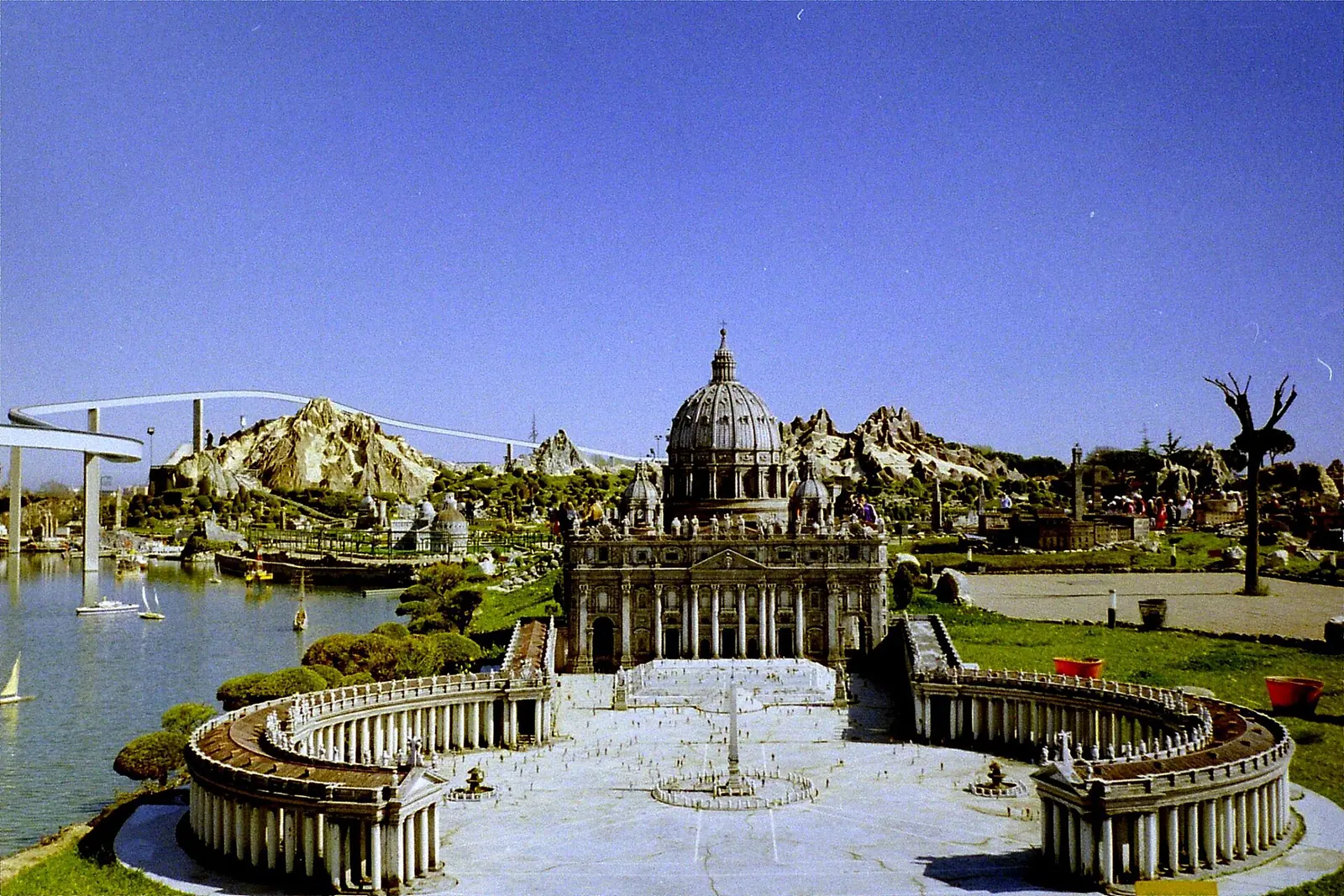 Il modellino di Piazza San Pietro a Italia in Miniatura, con la cupola, il colonnato e un laghetto con barche