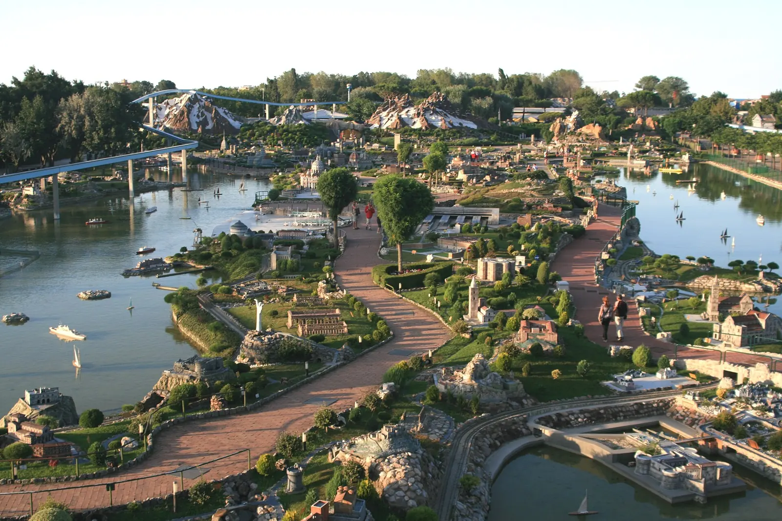 Il parco Italia in Miniatura visto dall'alto, con i monumenti in scala, i canali e i vialetti tra il verde