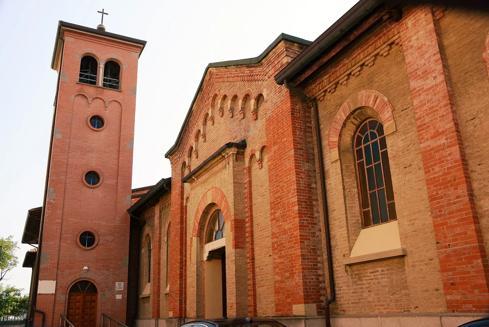 Il campanile e il fianco in mattoni della chiesa Mater Admirabilis, con una finestra ad arco