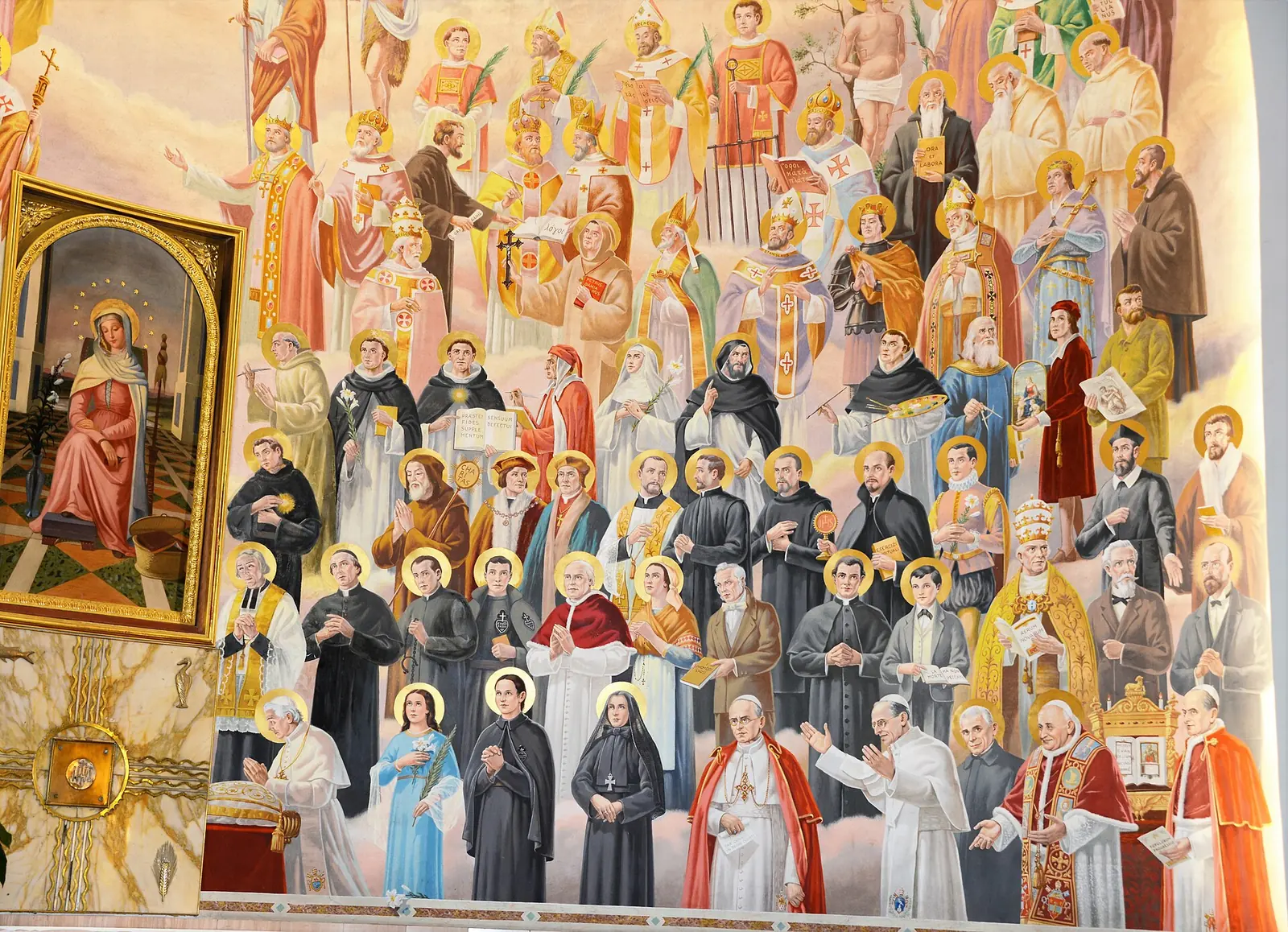 Particolare dell'affresco dell'abside: santi e papi raffigurati in basso, accanto al quadro della Madonna