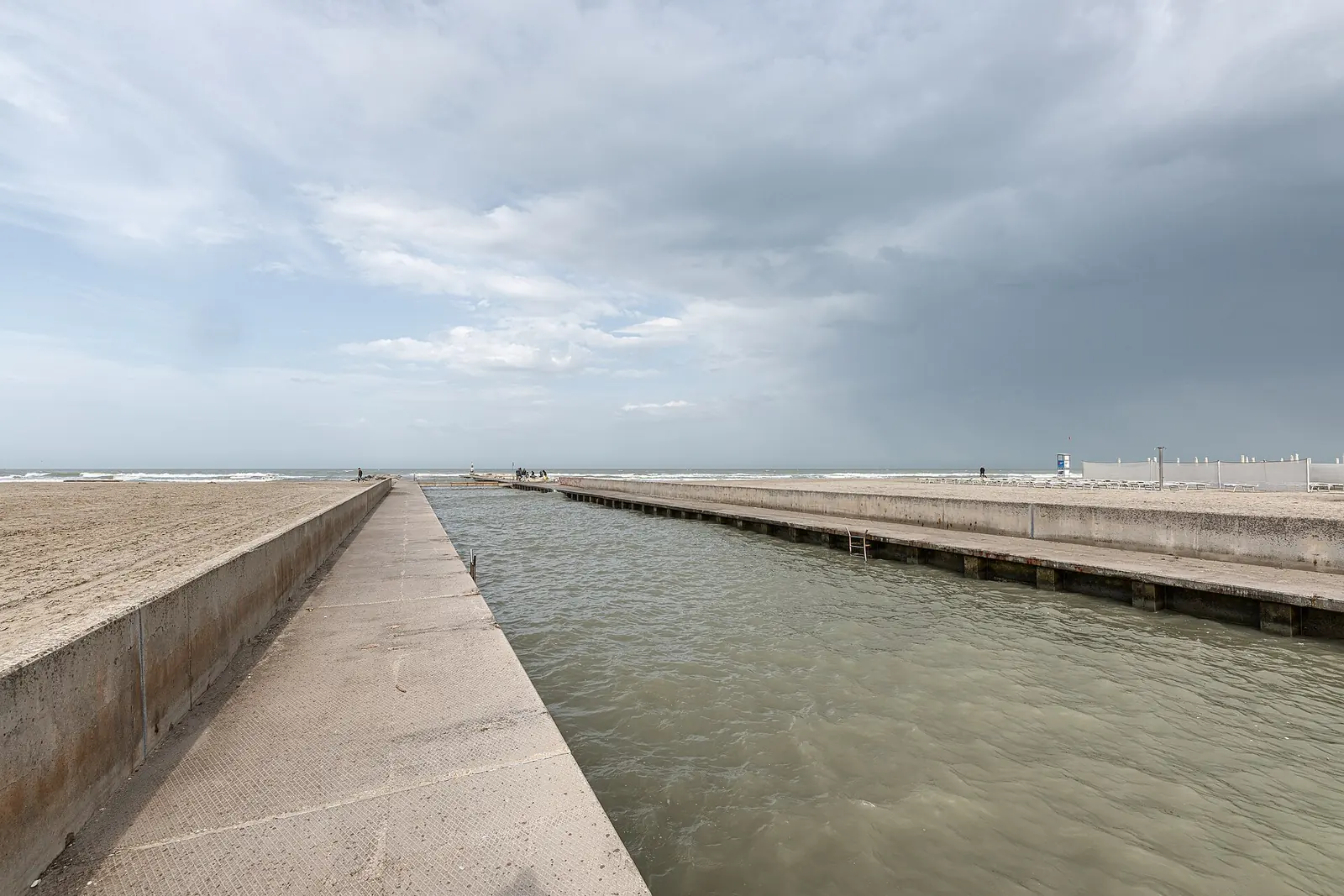Le banchine in cemento sui due lati del Canalino, nell'ultimo tratto prima dello sbocco in mare