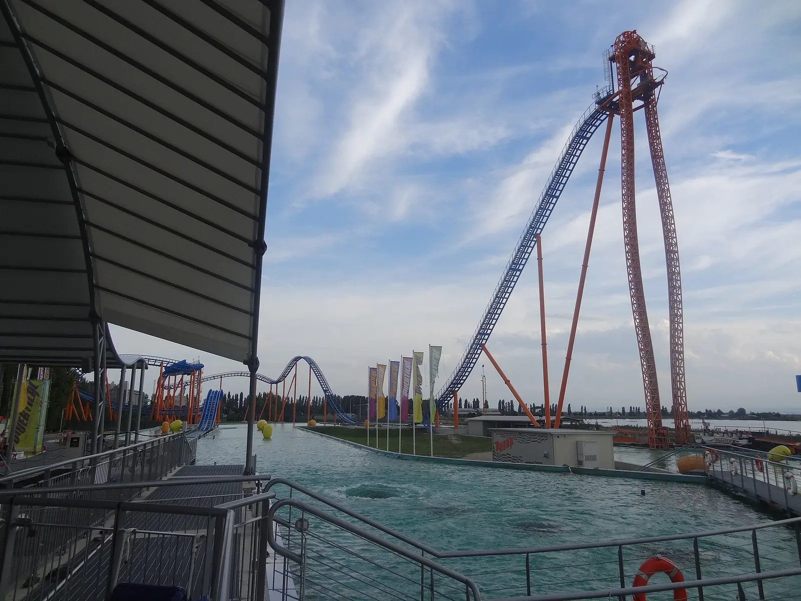 Die Wasserachterbahn Divertical in Mirabilandia mit dem hohen Turm über dem Wasserbecken