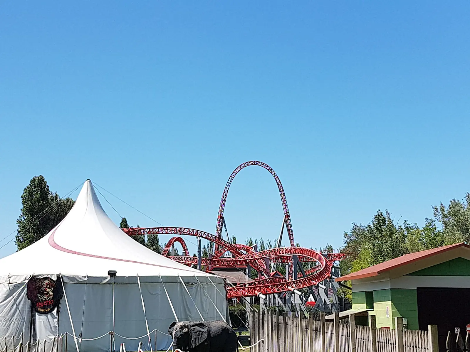 Die rote Strecke von iSpeed hinter einem großen weißen Zeltdach im Freizeitpark Mirabilandia