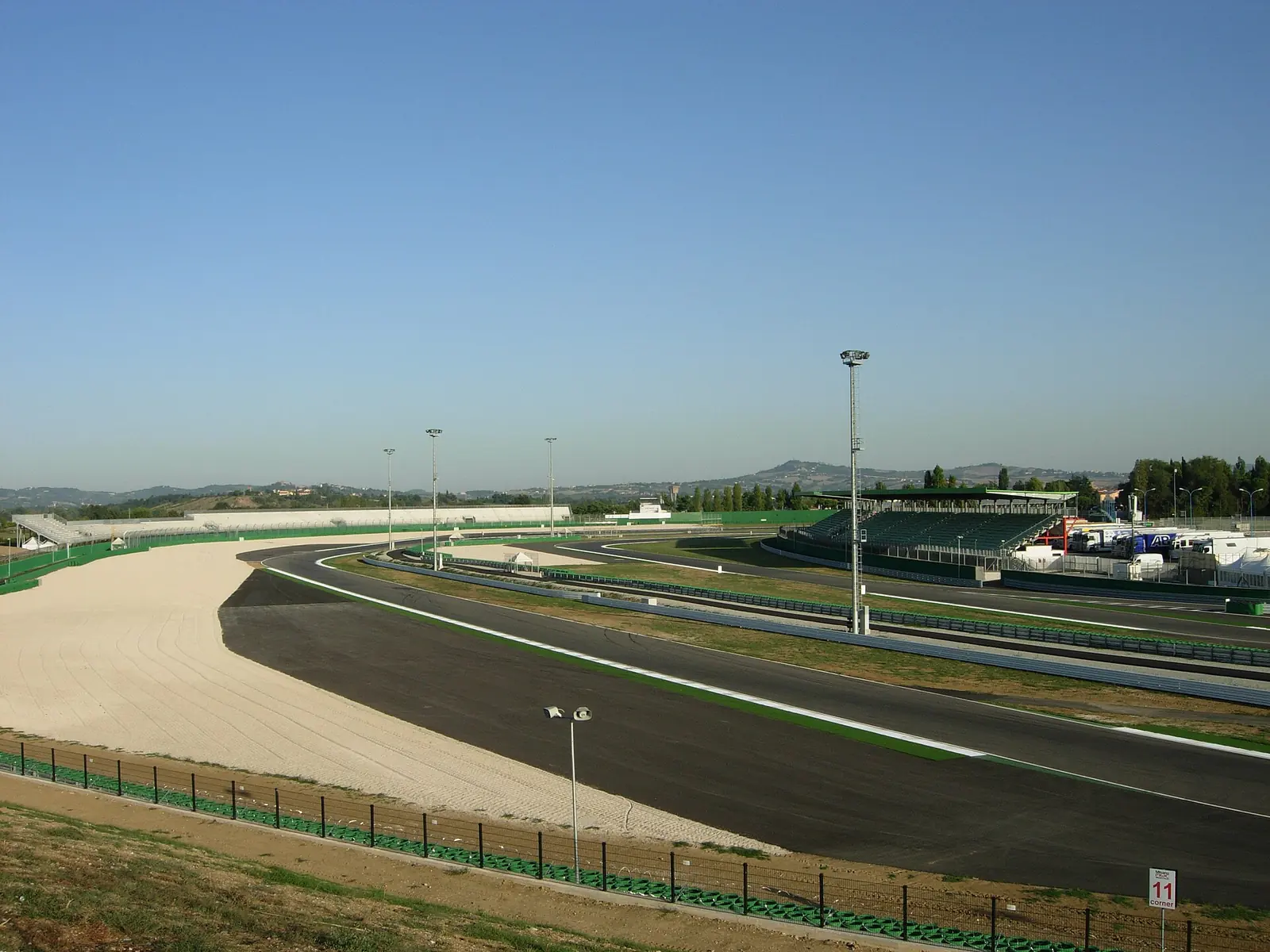 Une portion du circuit de Misano Adriatico, avec l'asphalte, le dégagement en sable et les tribunes en arrière-plan