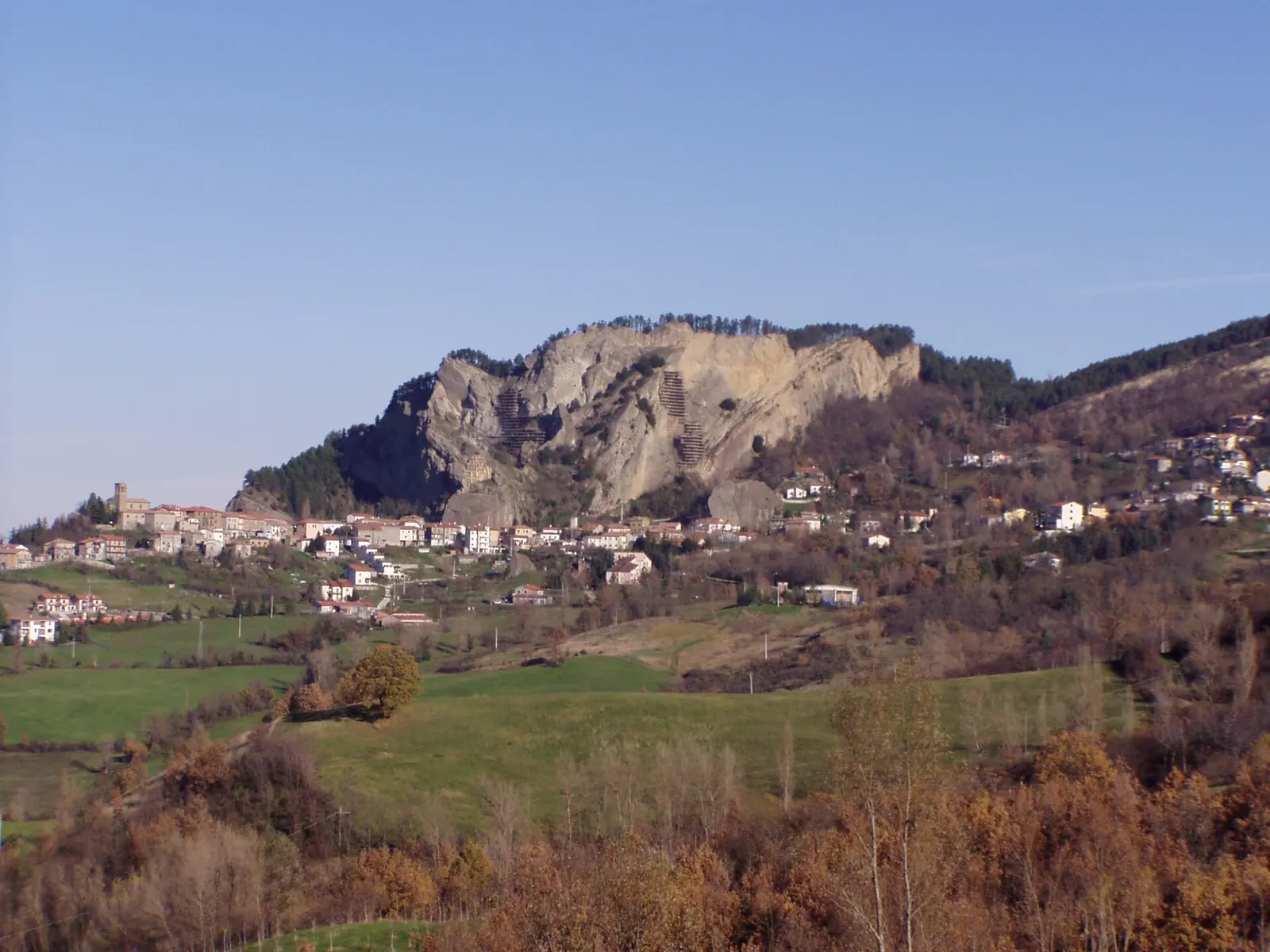 Perticara, le village de Novafeltria où se trouve Skypark, sous la paroi rocheuse du Monte Aquilone, entre prés et bois en automne