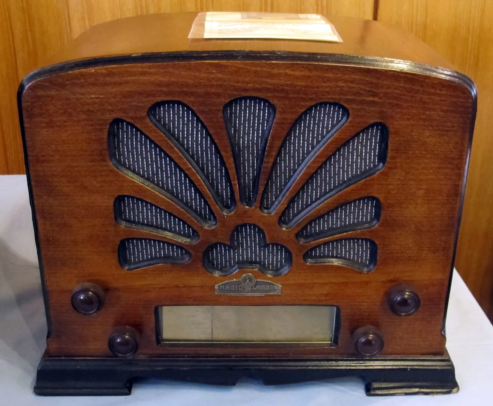 Holzradio aus den 1930er-Jahren mit fächerförmigem Gitter und vier Drehknöpfen, fotografiert 2014 auf einer Radioausstellung in Firenze