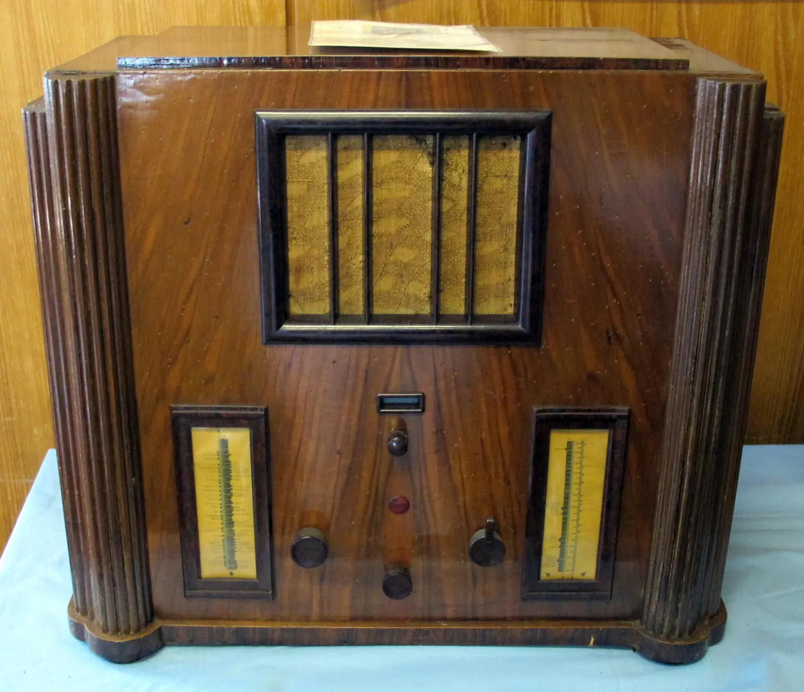Radio von 1936 aus Nussbaumholz mit kannelierten Säulen und zwei Senderskalen, fotografiert 2014 auf einer Radioausstellung in Firenze