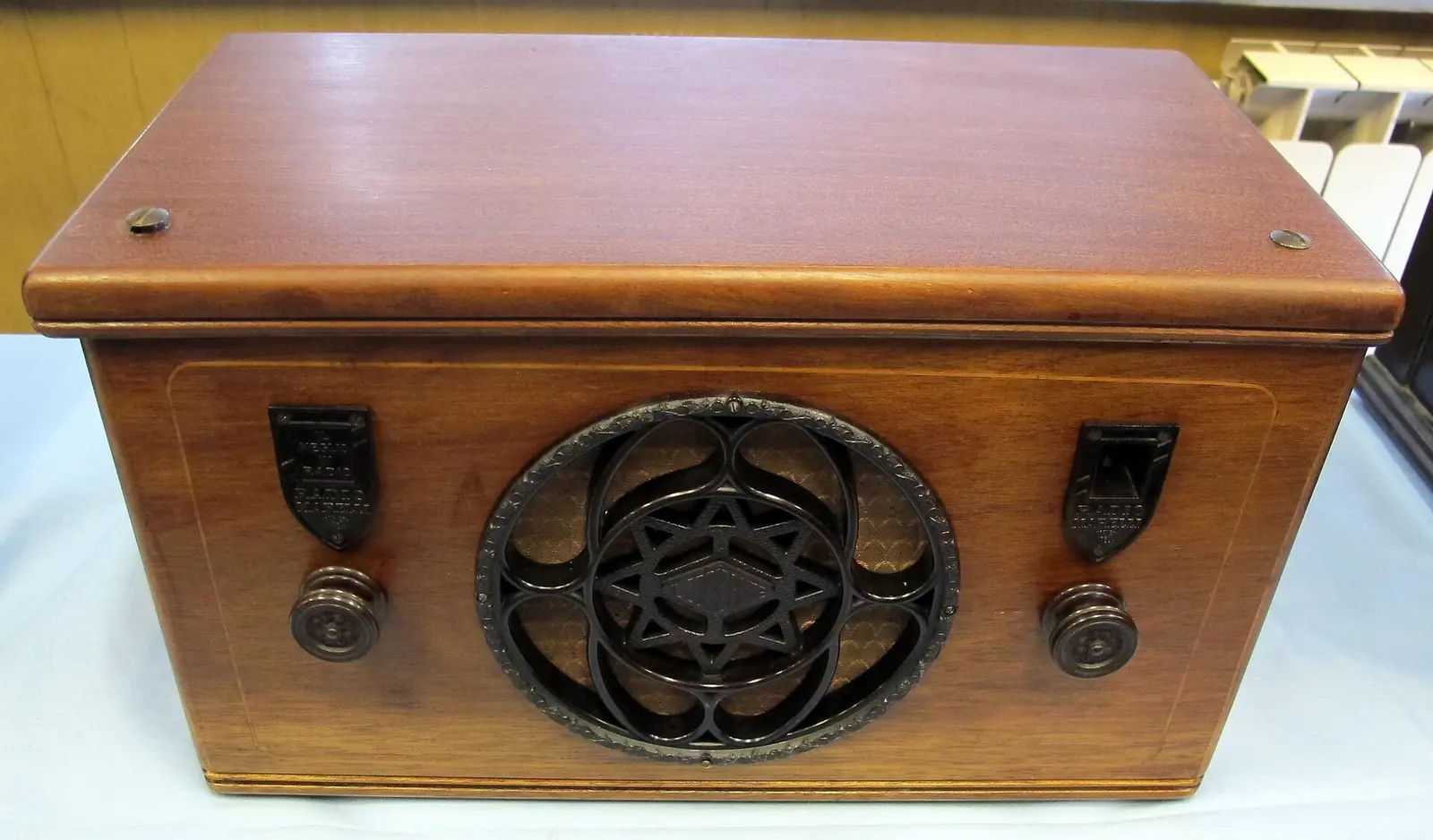 Historisches Radio in poliertem Holzgehäuse mit verziertem rundem Lautsprecher, fotografiert 2014 auf einer Radioausstellung in Firenze