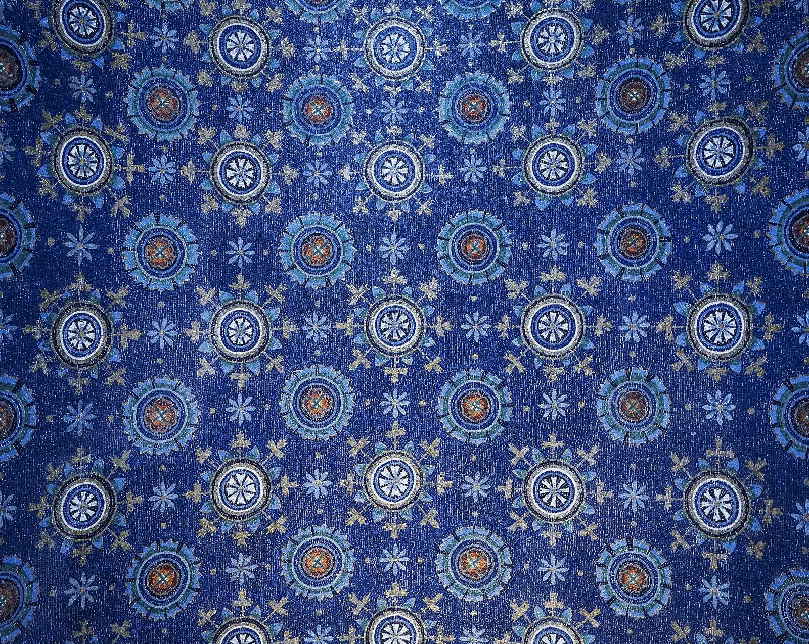 Il mosaico blu e oro della volta del Mausoleo di Galla Placidia a Ravenna, con rosoni e stelle