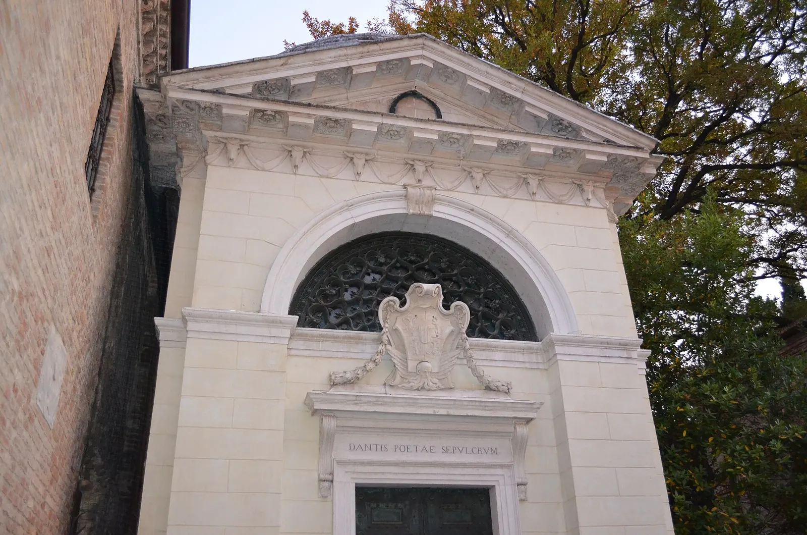La facciata neoclassica della tomba di Dante a Ravenna, con il frontone e la scritta Dantis poetae sepulcrum