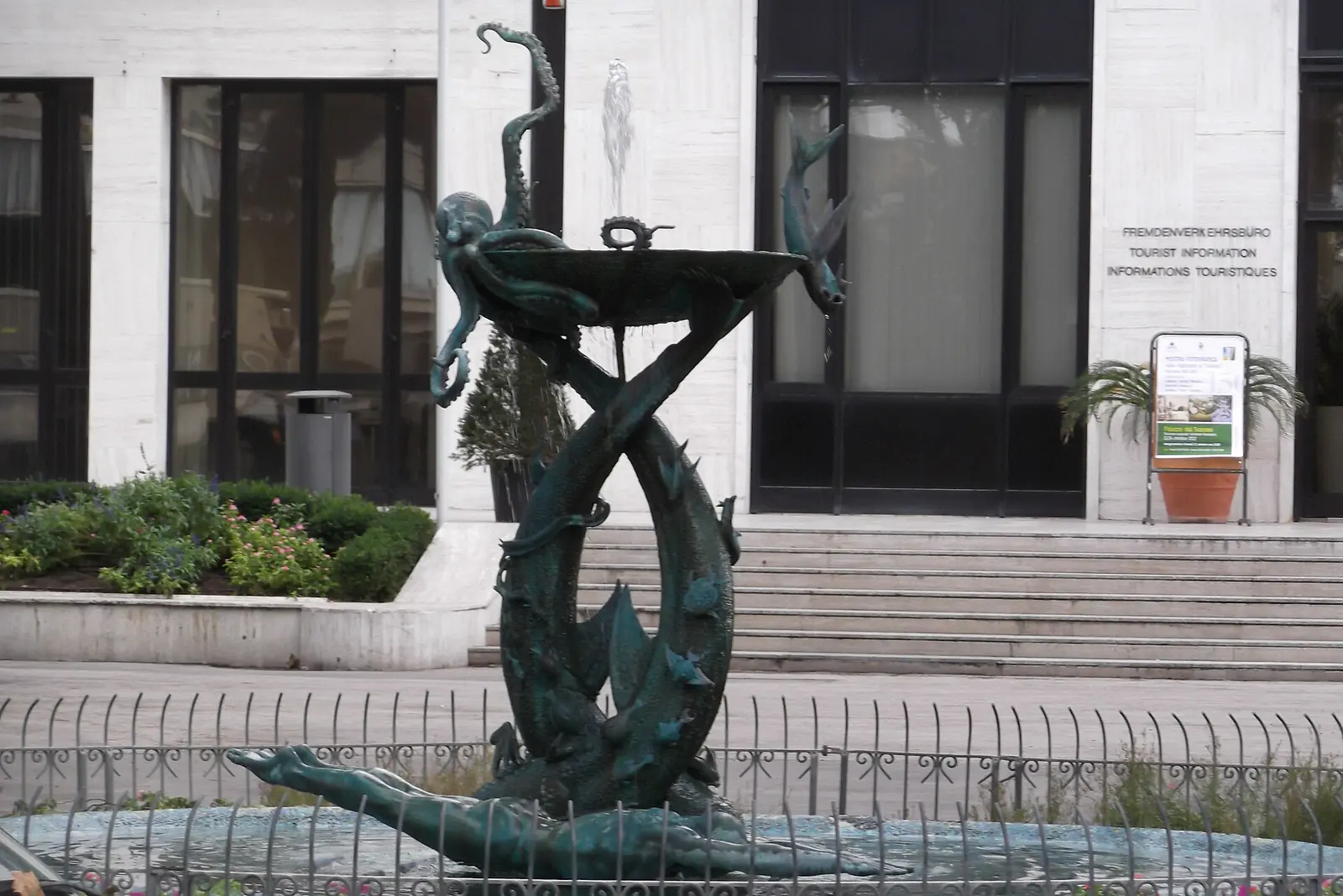 Der Bronzebrunnen mit einem Oktopus, Fischen und einer schwimmenden Figur vor dem Eingang des Palazzo del Turismo in Riccione
