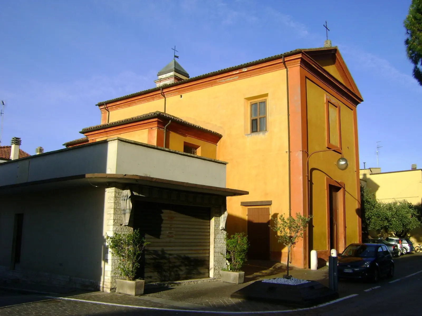 La Chiesa di San Martino à Riccione Paese, avec sa façade ocre et orange et son clocher-mur