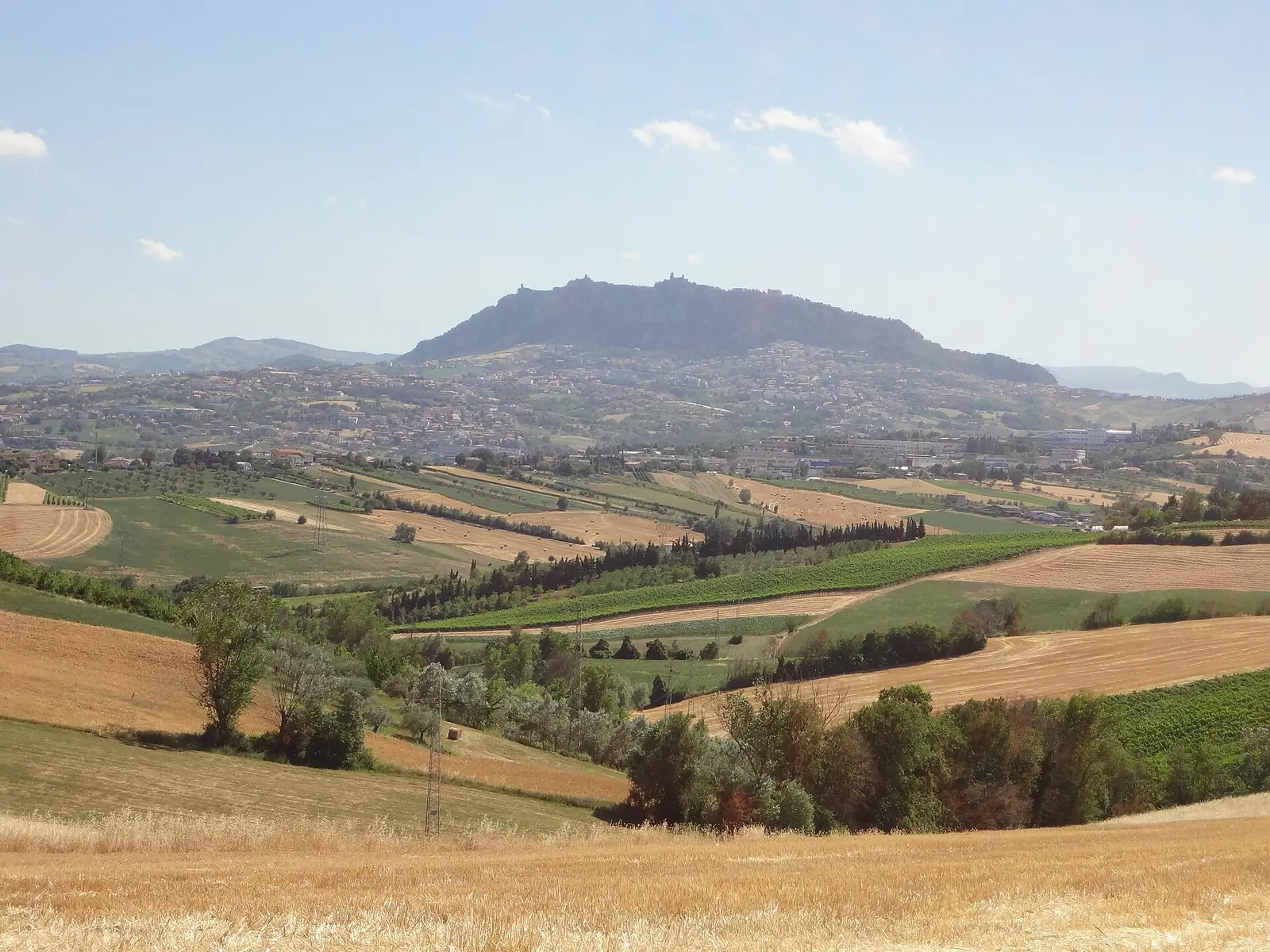 Le colline riminesi con i campi mietuti e il Monte Titano all'orizzonte