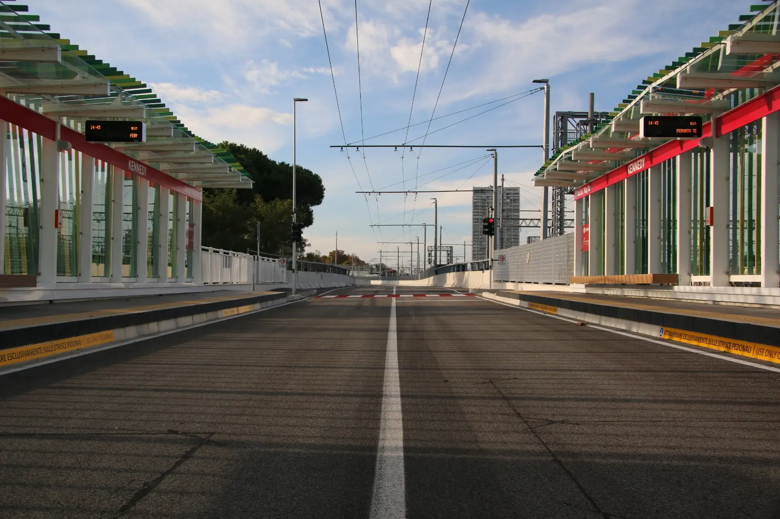 La fermata Kennedy del Metromare a Rimini, con le due banchine coperte da pensiline a vetri e la corsia centrale