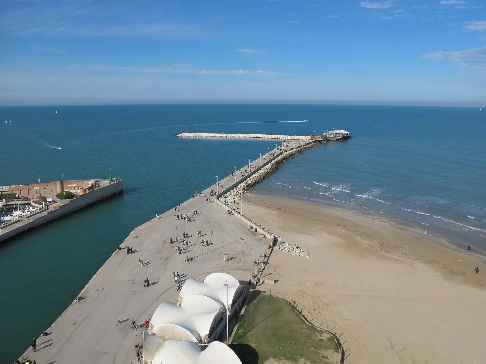 La Palata di Rimini, il molo di Levante, vista dall'alto, con il porto canale a sinistra e la spiaggia a destra
